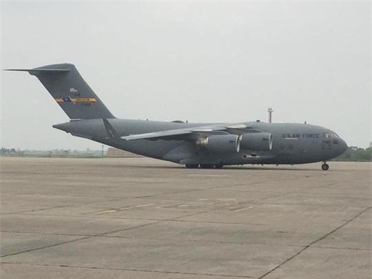 Máy bay vận tải hạng nặng Boeing C17 của Không quân Mỹ chở trực thăng Marine One hạ cánh xuống Nội Bài