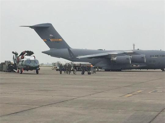 Đưa trực thăng Marine One khỏi máy bay C17