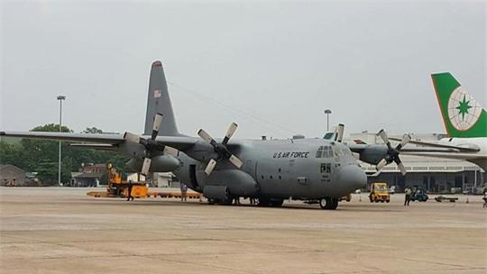  Cùng với máy bay vận tải hạng nặng C17, máy bay vận tải C130 của Không quân Mỹ cũng được huy động để chuyên chở trang thiết bị phục vụ cho Tổng thống Barack Obama cùng đoàn tùy tùng 1.600 người 