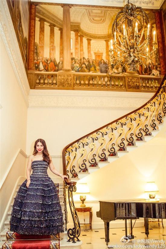 Cuộc sống xa hoa của cô tiểu thư nhà giàu Trung Quốc luôn mơ ước được làm quý tộc Anh - Ảnh 1.