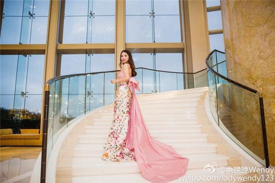 Cuộc sống xa hoa của cô tiểu thư nhà giàu Trung Quốc luôn mơ ước được làm quý tộc Anh - Ảnh 2.