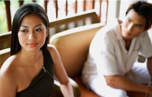 Đừng để đồng nghiệp cười vào mặt anh vì em quá ăn chơi, quá buông thả và nhìn quá là gợi cảm, để anh giống như một kẻ bị vợ điều khiển và có nguy cơ bị cắm sừng. (ảnh minh họa)