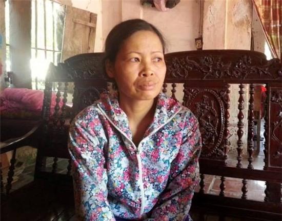  Chị Trần Thị Dung (mẹ cháu Nguyễn Thị Trang) nghi ngờ con của mình bị kẻ xấu bắt cóc. Ảnh Nhật Tân 