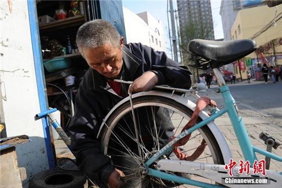 nguoi khong chan, mat 9 ngon tay van sua xe dap sieu dang hinh anh 2