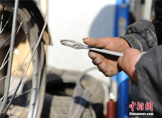 nguoi khong chan, mat 9 ngon tay van sua xe dap sieu dang hinh anh 3