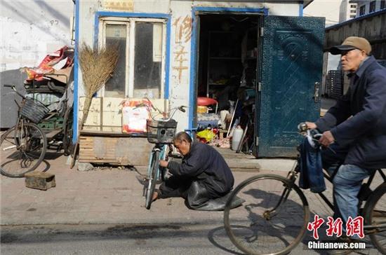 nguoi khong chan, mat 9 ngon tay van sua xe dap sieu dang hinh anh 4