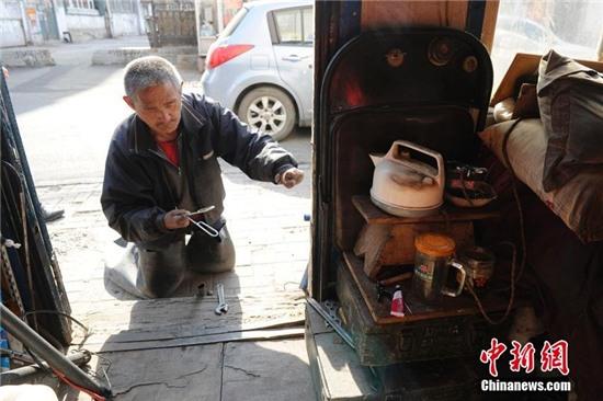 nguoi khong chan, mat 9 ngon tay van sua xe dap sieu dang hinh anh 5