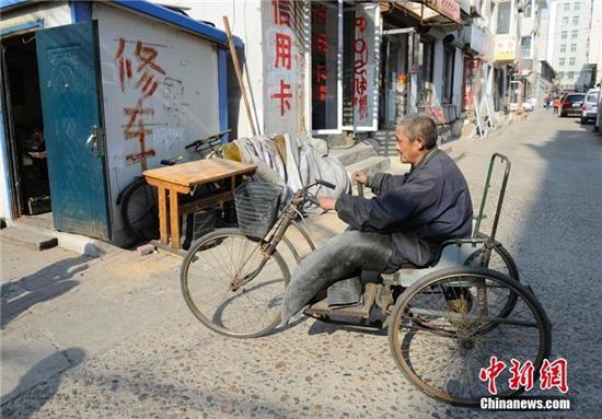 nguoi khong chan, mat 9 ngon tay van sua xe dap sieu dang hinh anh 6