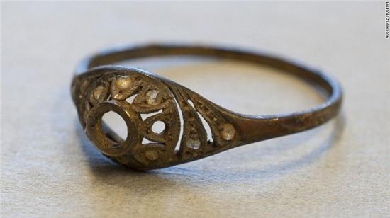 nhan vien bao tang phat hien bi mat giau duoi day coc hon 70 nam hinh anh 2