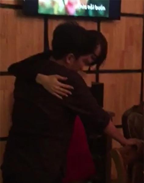 Lộ clip Trường Giang - Nhã Phương ôm hôn nhau mùi mẩn trong quán ăn - Ảnh 2.