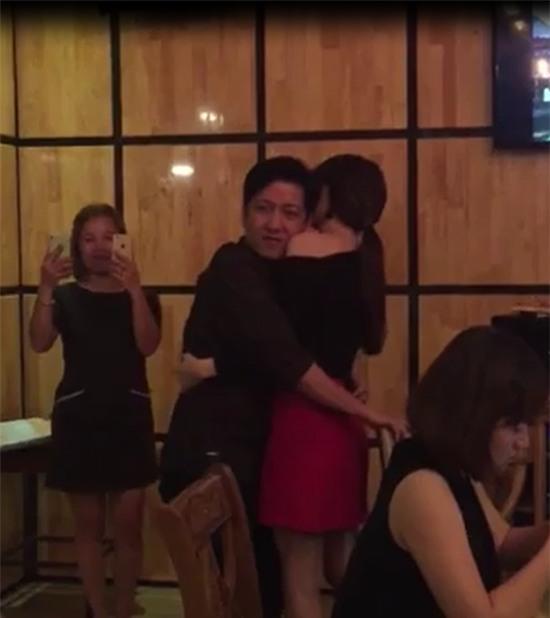 Lộ clip Trường Giang - Nhã Phương ôm hôn nhau mùi mẩn trong quán ăn - Ảnh 4.