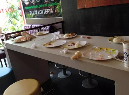 Hà Nội: Cảnh bày bừa kinh hoàng tại quán Lotteria sau tiệc chia tay cuối năm của học sinh lớp 4 - Ảnh 2.