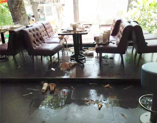 Hà Nội: Cảnh bày bừa kinh hoàng tại quán Lotteria sau tiệc chia tay cuối năm của học sinh lớp 4 - Ảnh 3.