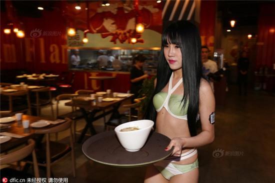Nhà hàng gây tranh cãi khi cho dàn người đẹp mặc bikini bóc tôm cho thực khách - Ảnh 3.