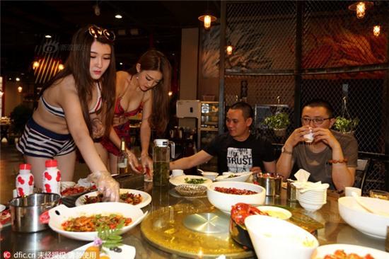 Nhà hàng gây tranh cãi khi cho dàn người đẹp mặc bikini bóc tôm cho thực khách - Ảnh 7.