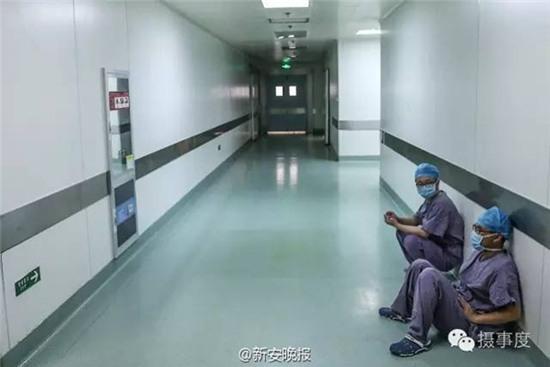 Xúc động trước hình ảnh vị bác sĩ tận tâm ngồi tiếp nước trước cửa phòng phẫu thuật vì kiệt sức - Ảnh 3.