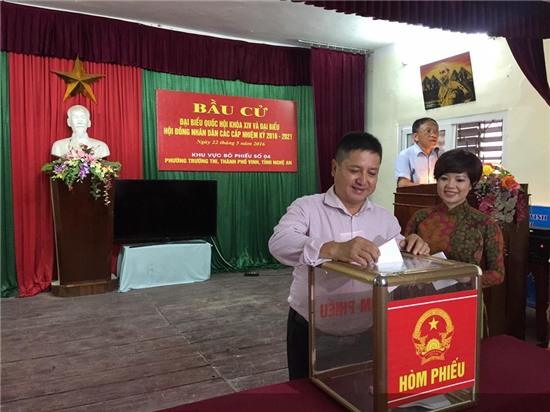 Vợ chồng NSƯT Chí Trung đã có mặt từ khá sớm tại điểm bầu cử số 4, phường Trường Thi, TP. Vinh để bầu cử.