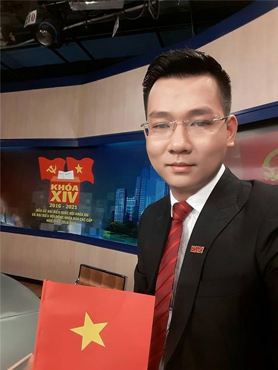 MC Thế Cương dẫn bản tin về Ngày bầu cử toàn quốc trên ANTV nhưng vẫn không quên thực hiện quyền công dân của mình.