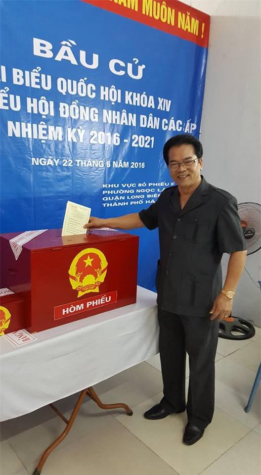 NSND Trần Nhượng bỏ phiếu bầu cử tại điểm bỏ phiếu nơi ông cư trú.