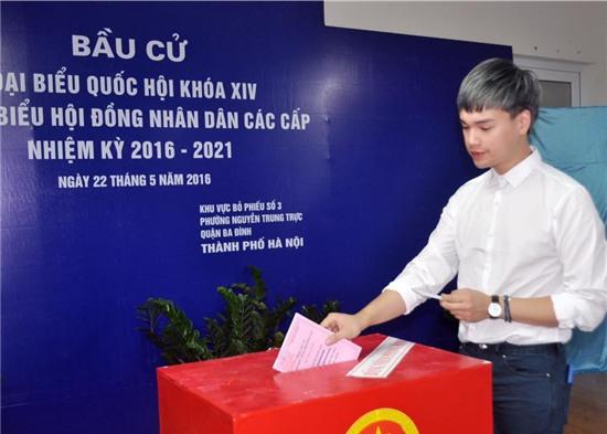 Ca sĩ trẻ Trần Trung Quân thực hiện quyền công dân trong ngày hội toàn dân bầu cử. Ảnh: VVT.