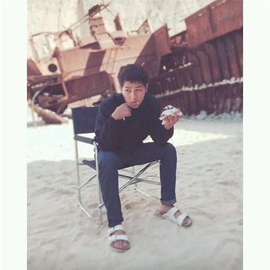 Lộ ảnh nghi vấn Song Joong Ki hẹn hò cùng Song Hye Kyo trên biển - Ảnh 3.