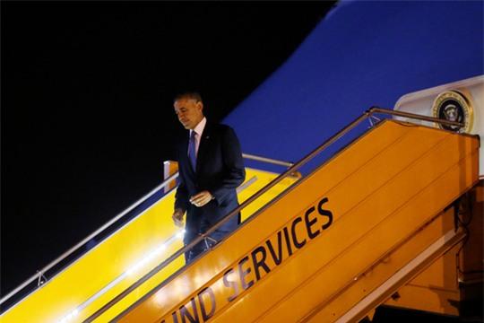  Tổng thống Mỹ Barack Obama tươi cười bước xuống cầu thang chuyên cơ Không lực Một tại sân bay Nội Bài. Ảnh: Reuters 