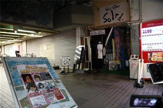 Nữ thần tượng Nhật Bản bị fan cuồng đâm hơn 20 nhát dao liên tiếp vào ngực - Ảnh 2.