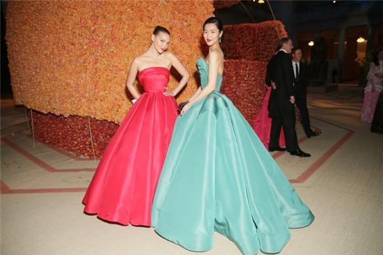 Thảm đỏ thời trang: Nhập gia là phải Tùy tục - Ảnh 11.