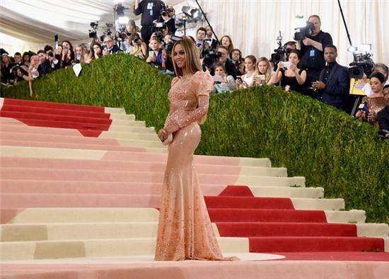 Thảm đỏ thời trang: Nhập gia là phải Tùy tục - Ảnh 16.