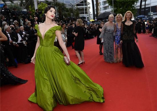 Thảm đỏ thời trang: Nhập gia là phải Tùy tục - Ảnh 19.