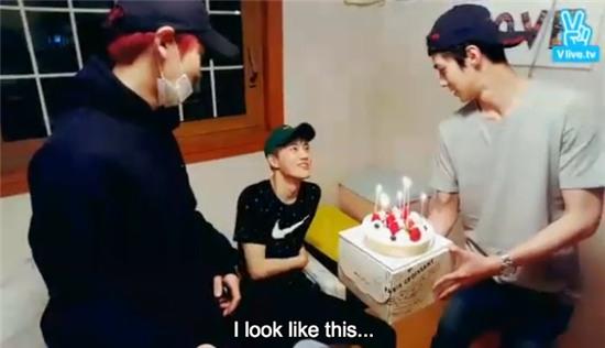 Clip Chanyeol và Sehun (EXO) chúc mừng sinh nhật Suho đạt hơn chục triệu tim - Ảnh 2.