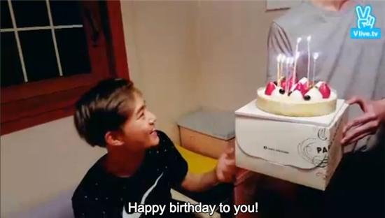Clip Chanyeol và Sehun (EXO) chúc mừng sinh nhật Suho đạt hơn chục triệu tim - Ảnh 3.