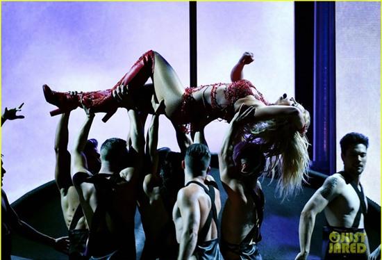 Billboard Music Awards 2016: Dân tình phát cuồng vì sân khấu 8 phút của Britney - Ảnh 13.