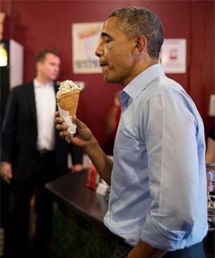  Tổng thống Obama thưởng thức một chiếc kem ốc quế 