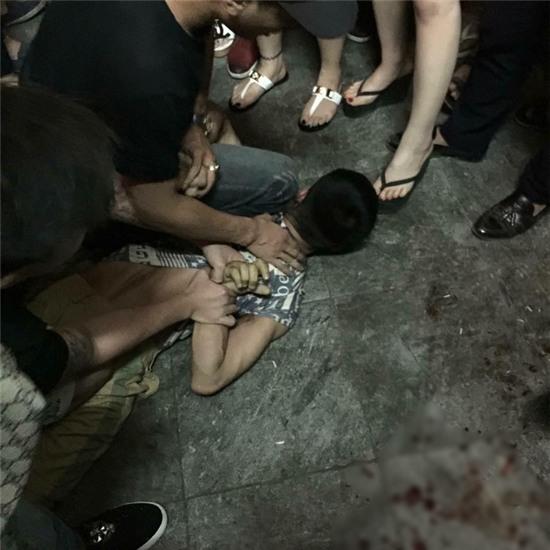 Hà Nội: Nam thanh niên cầm dao chém bảo vệ tòa nhà hàm cá mập trong đêm - Ảnh 1.