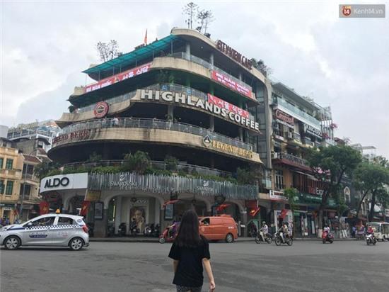 Hà Nội: Nam thanh niên cầm dao chém bảo vệ tòa nhà hàm cá mập trong đêm - Ảnh 2.