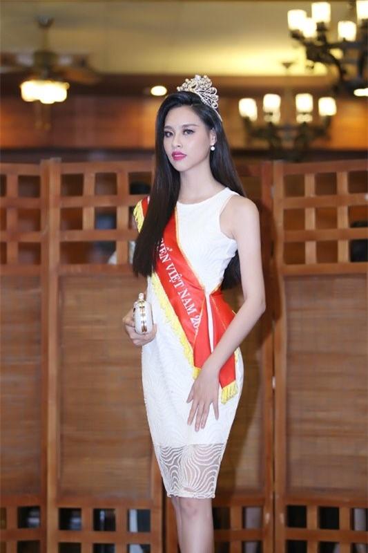 Hoa hau Bien khoc nuc no khi noi ve tin don mua giai hinh anh 2