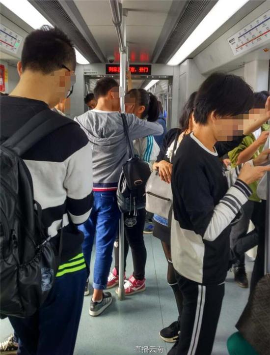 Hôn nhau liên tục 25 phút, xuyên suốt 11 bến tàu điện ngầm, cặp đôi trẻ khiến nhiều người phát ngượng - Ảnh 1.