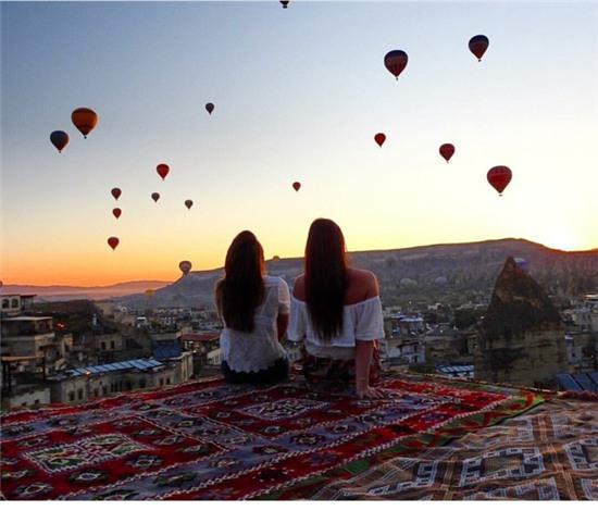 Hai cô gái xinh đẹp mở màn trào lưu đi du lịch cùng bạn gái thân khắp thế giới - Ảnh 31.