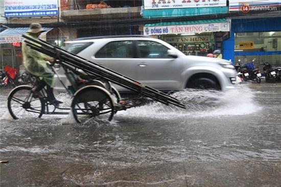 Sau Hà Nội, đến lượt người dân Đà Nẵng dắt xe bì bõm trong dòng nước ngập sau mưa - Ảnh 3.