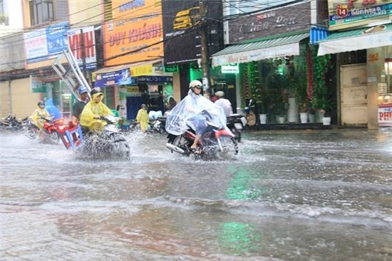 Sau Hà Nội, đến lượt người dân Đà Nẵng dắt xe bì bõm trong dòng nước ngập sau mưa - Ảnh 4.