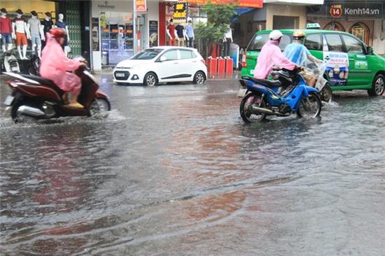 Sau Hà Nội, đến lượt người dân Đà Nẵng dắt xe bì bõm trong dòng nước ngập sau mưa - Ảnh 8.