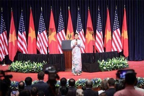 my linh len tieng khi bi che hat quoc ca truoc tong thong obama - 2