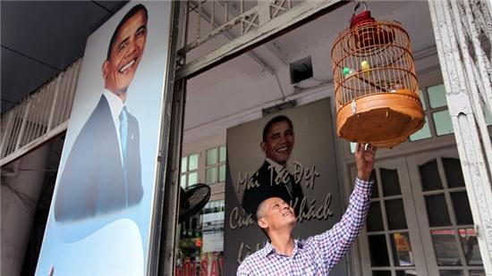 obama đến việt nam, chủ hiệu cắt tóc treo ảnh Obama