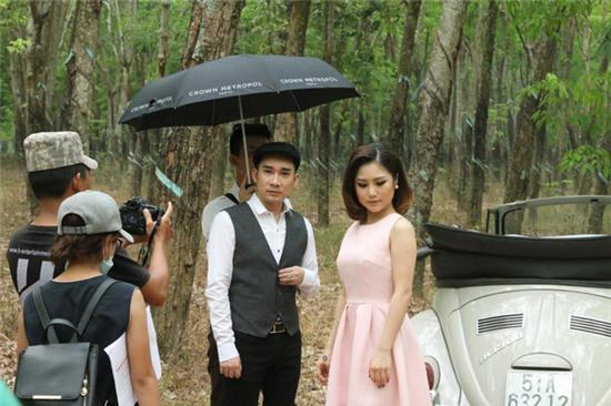 Quang Hà tình tứ gội đầu cho Hương Tràm lúc 3 giờ sáng - Ảnh 4.