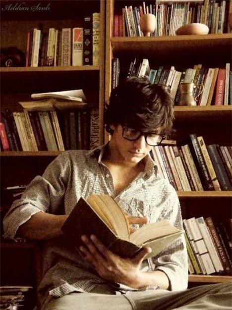 Đàn ông đẹp nhất là khi cầm cuốn sách trên tay - Ảnh 12.