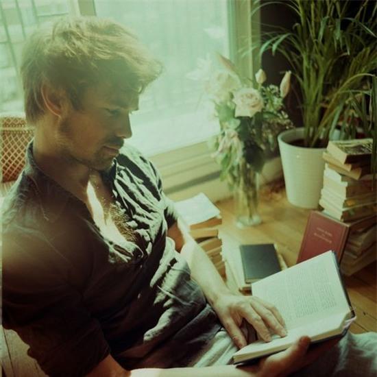 Đàn ông đẹp nhất là khi cầm cuốn sách trên tay - Ảnh 17.