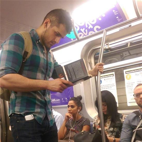 Đàn ông đẹp nhất là khi cầm cuốn sách trên tay - Ảnh 26.