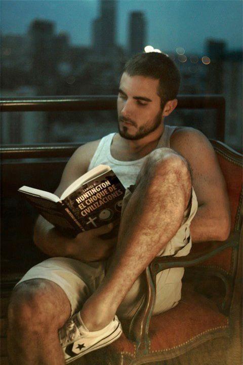 Đàn ông đẹp nhất là khi cầm cuốn sách trên tay - Ảnh 27.