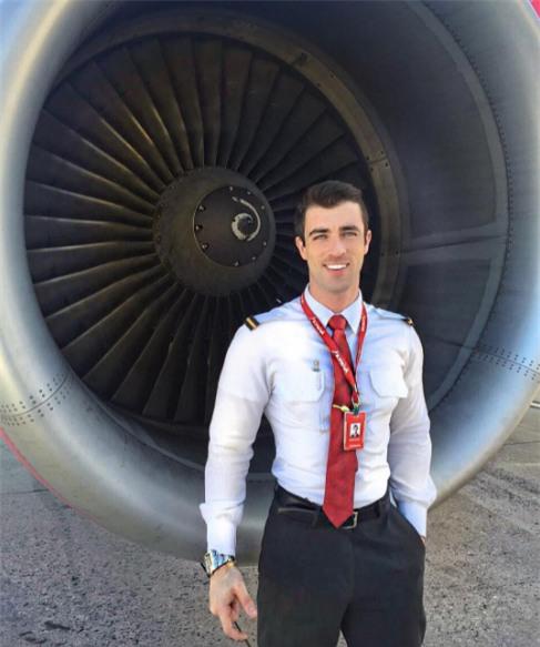 Anh chàng phi công siêu đẹp trai với body 6 múi đang làm dậy sóng Instagram - Ảnh 2.